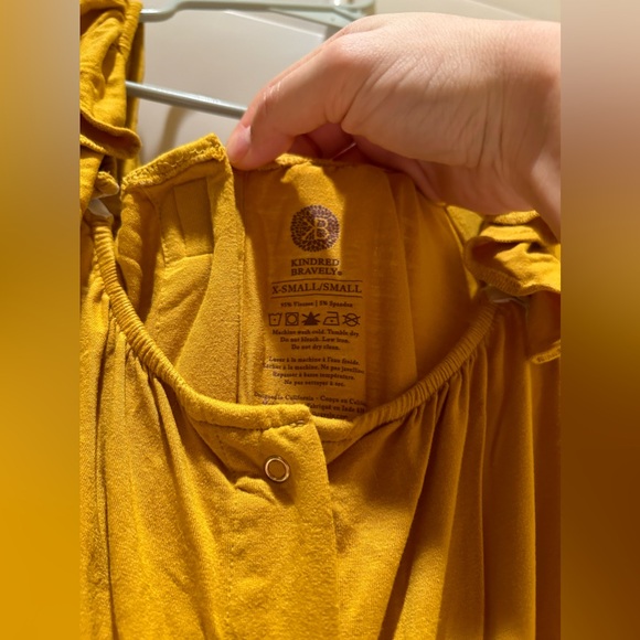 NEVER WORN Ruffle Strap Labor & Delivery Gown in Honey color size XS/S - Picture 10 of 12